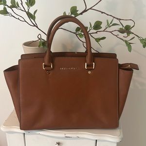 MK purse tan. Great day to day bag